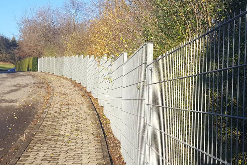 Doppelstabmattenzaun als Paket mit Matten, Pfosten und Zubehör - feuerverzinkt, passend geplant
