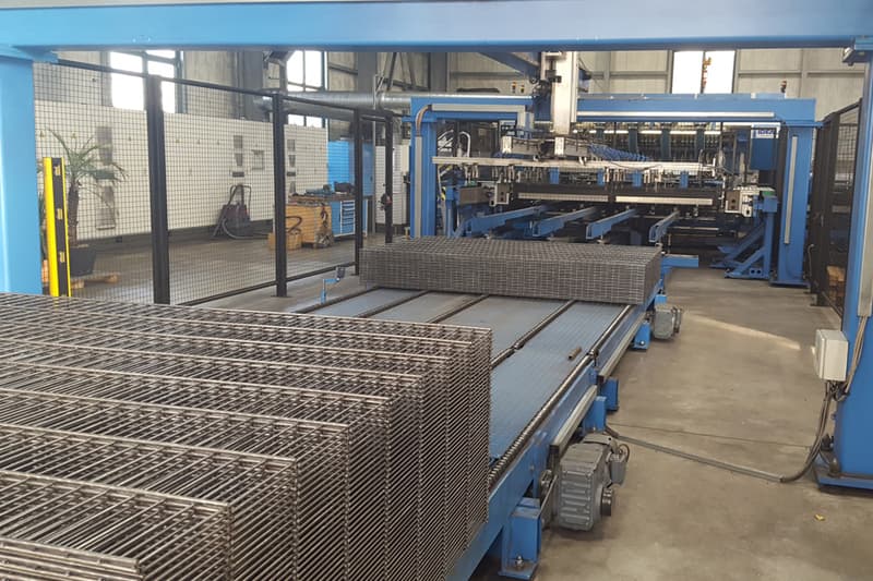 Archivaufnahme einer Stabmattenzaun-Produktion